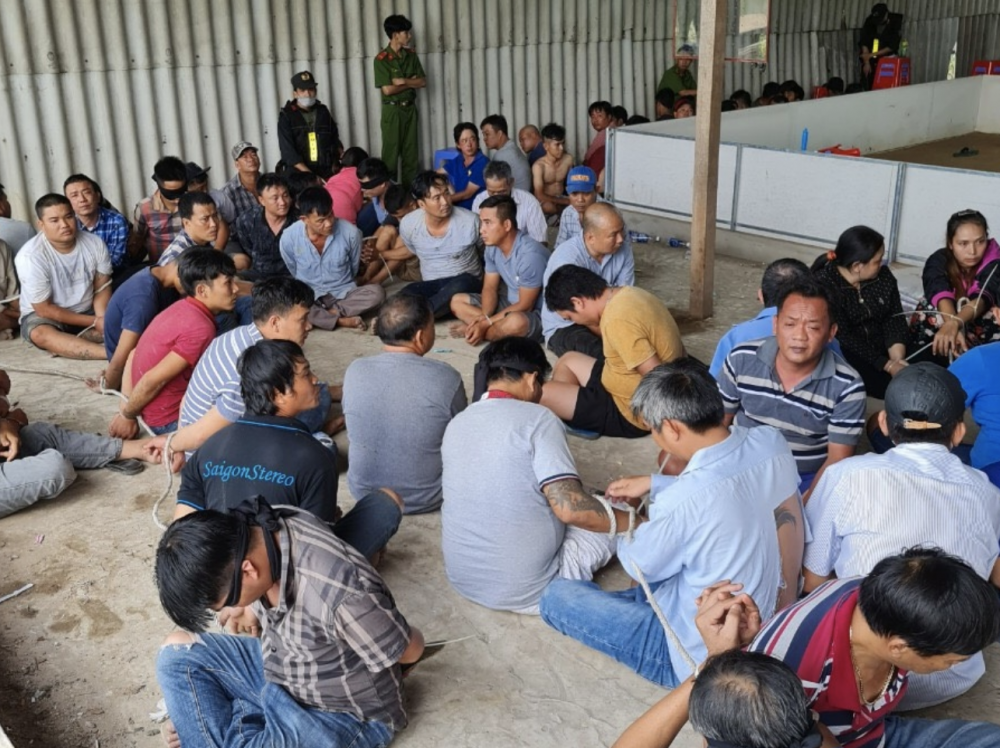 Hơn 100 cảnh sát ập vào phá sới bạc Hơn 100 cảnh sát ập vào phá sới bạc
