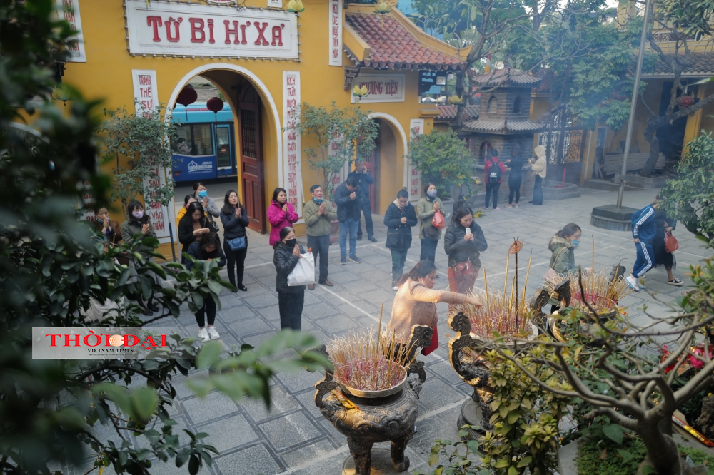 Chùa Quán Sứ yên bình, phủ Tây Hồ chen lấn trong ngày đầu tháng Chạp Chùa Quán Sứ yên bình, phủ Tây Hồ chen lấn trong ngày đầu tháng Chạp