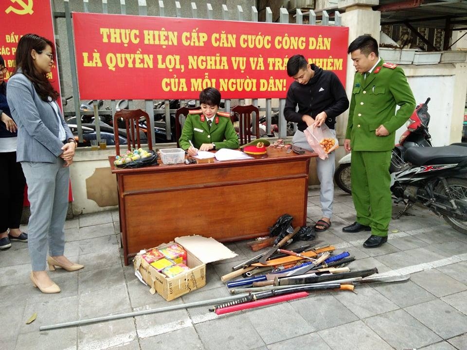 Người dân tự giác giao nộp băng đạn súng AK và nhiều pháo hình lựu đạn