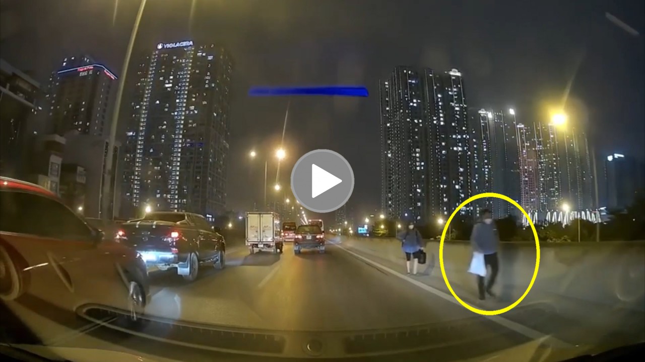 Xe khách 16 chỗ trả khách trên vành đai 3… “suýt” gây tai nạn Xe khách 16 chỗ trả khách trên vành đai 3… “suýt” gây tai nạn