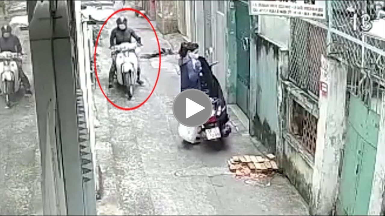 Đứng mặc áo chống nắng, người phụ nữ bất ngờ bị giật túi xách Đứng mặc áo chống nắng, người phụ nữ bất ngờ bị giật túi xách