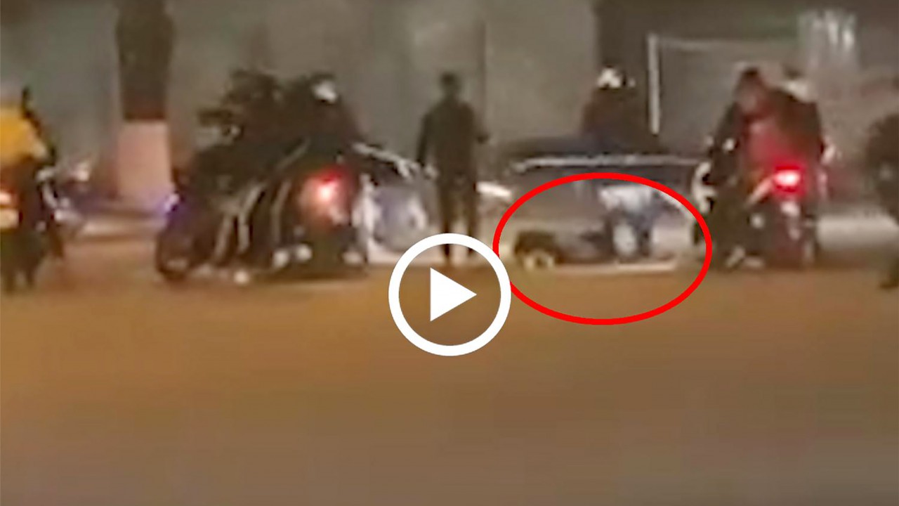 Nam thanh niên bị nhóm côn đồ dùng dao và gậy sắt đánh gục tại chỗ Nam thanh niên bị nhóm côn đồ dùng dao và gậy sắt đánh gục tại chỗ