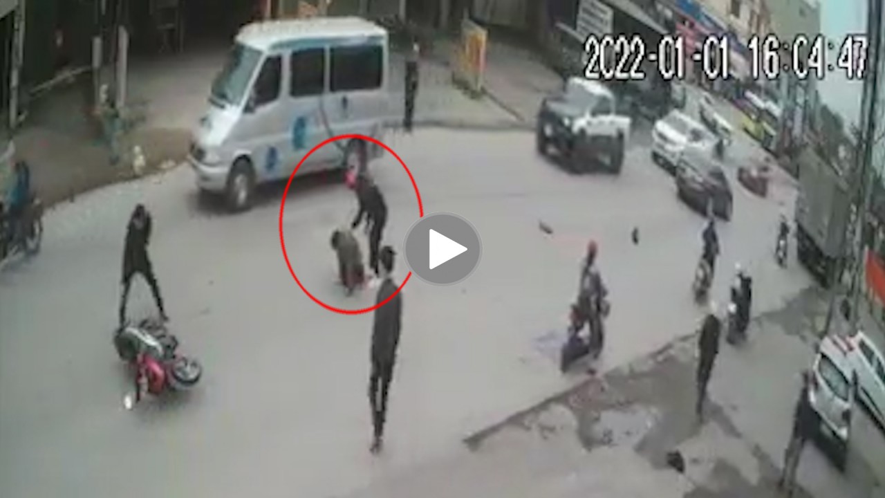 Người đàn ông may mắn “thoát nạn” sau khi đâm vào ô tô rồi ngã ngay dưới bánh xe Người đàn ông may mắn “thoát nạn” sau khi đâm vào ô tô rồi ngã ngay dưới bánh xe