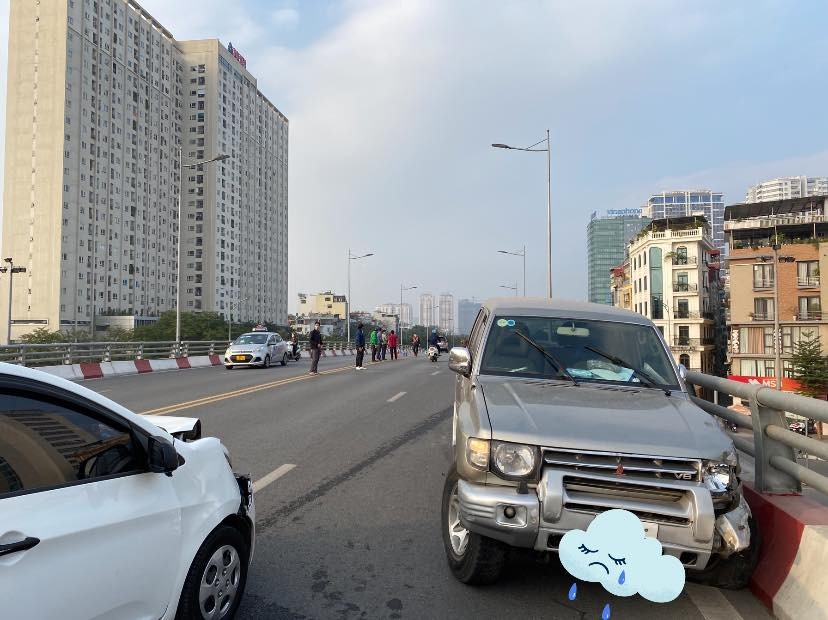 Khoảnh khắc ô tô mất lái đâm hàng loạt phương tiện trên cầu vượt Khoảnh khắc ô tô mất lái đâm hàng loạt phương tiện trên cầu vượt