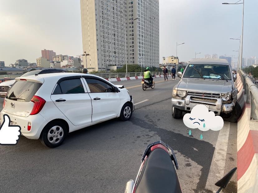 Khoảnh khắc ô tô mất lái đâm hàng loạt phương tiện trên cầu vượt Khoảnh khắc ô tô mất lái đâm hàng loạt phương tiện trên cầu vượt