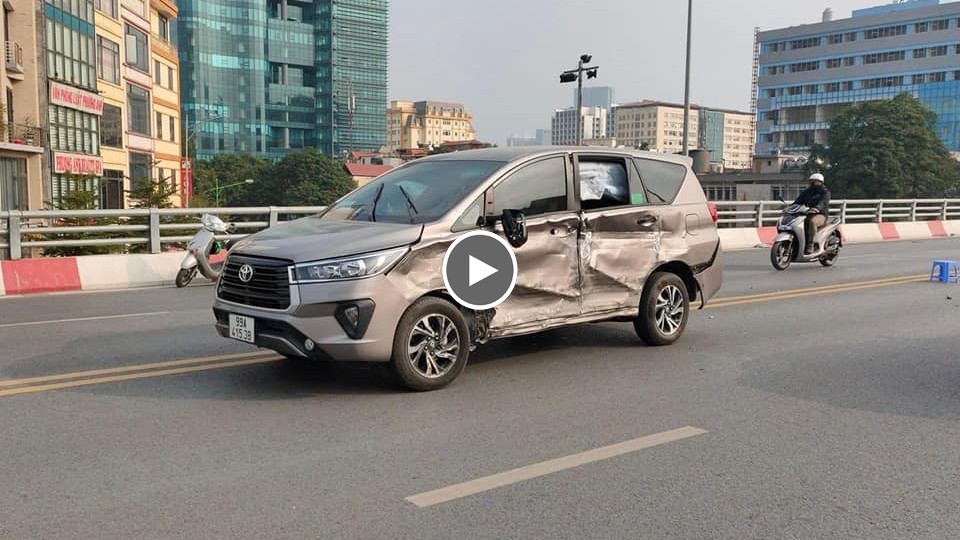 Khoảnh khắc ô tô mất lái đâm hàng loạt phương tiện trên cầu vượt Khoảnh khắc ô tô mất lái đâm hàng loạt phương tiện trên cầu vượt