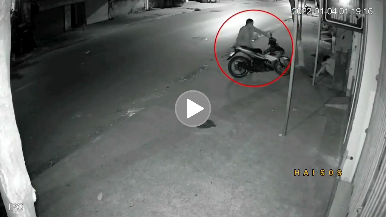 Say rượu ngồi trước cửa nhà, thanh niên bị lấy trộm xe máy và ví tiền Say rượu ngồi trước cửa nhà, thanh niên bị lấy trộm xe máy và ví tiền