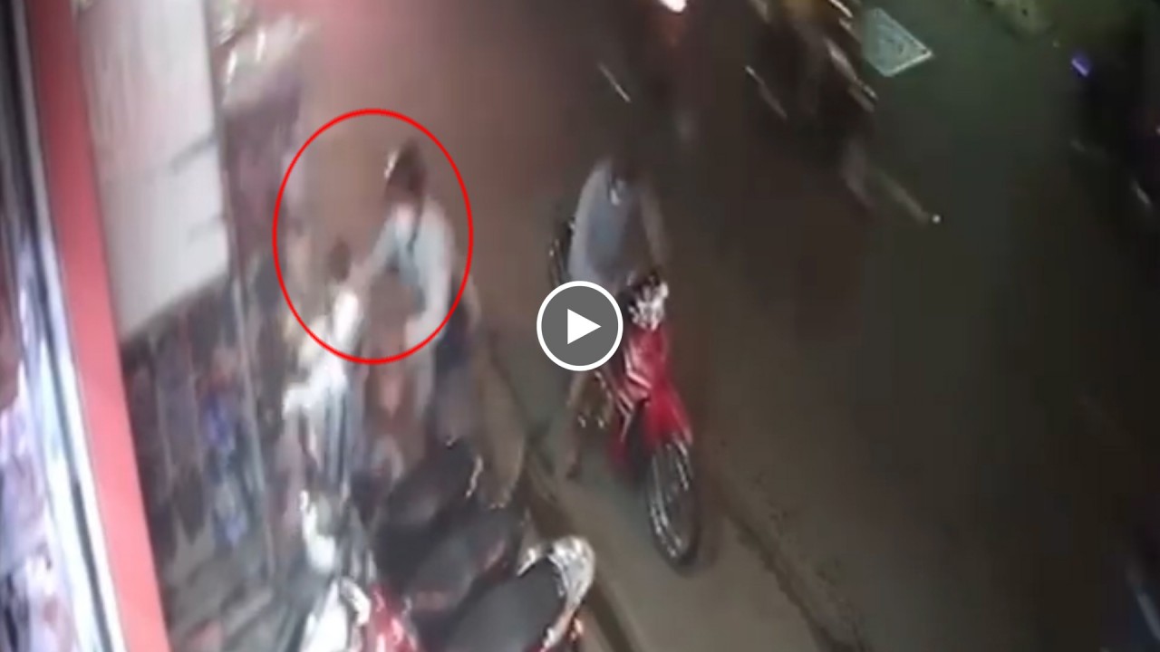 Đang bẻ khóa xe, tên trộm bị người dân “tóm sống” Đang bẻ khóa xe, tên trộm bị người dân “tóm sống”