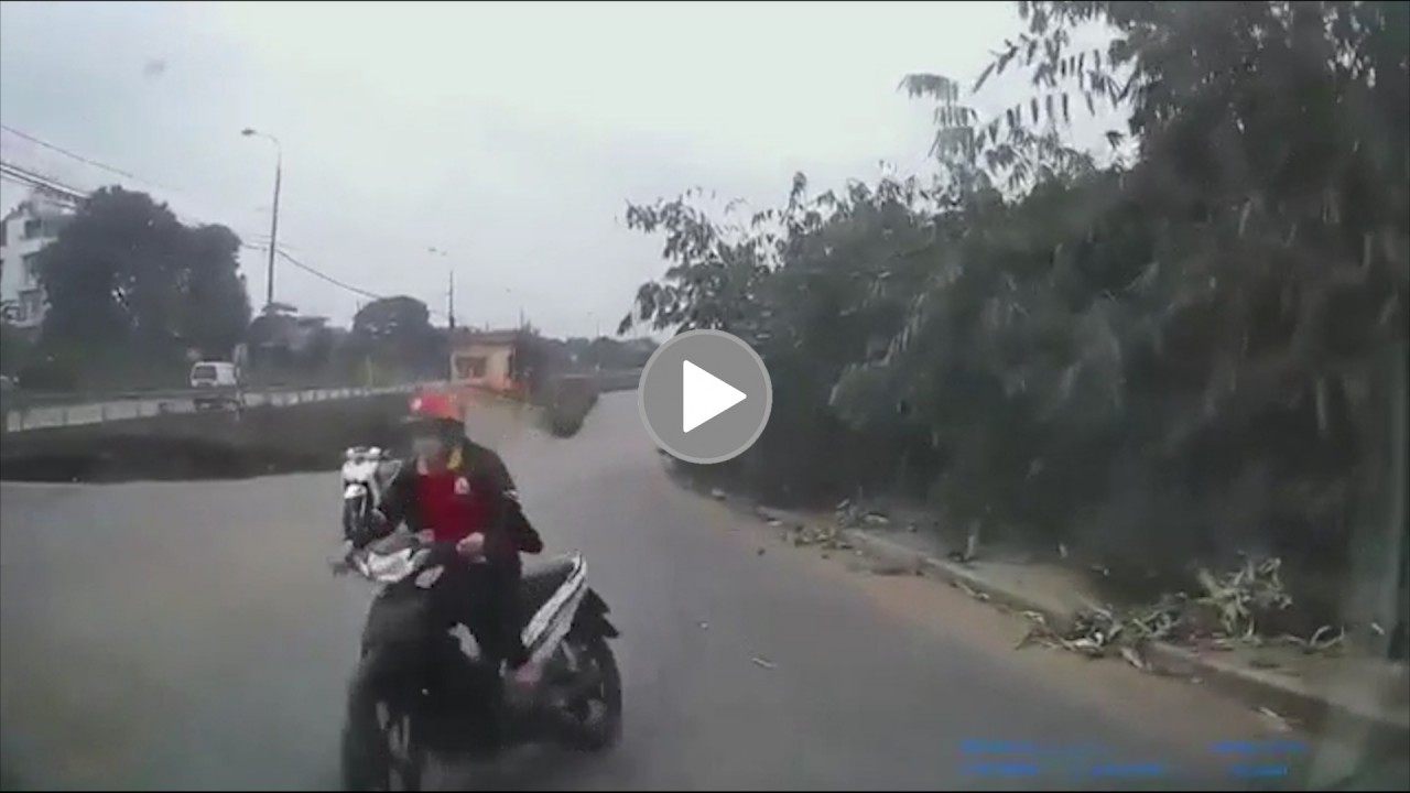 Ô tô lấn làn đâm vào xe máy, gây tranh cãi xe nào sai? Ô tô lấn làn đâm vào xe máy, gây tranh cãi xe nào sai?
