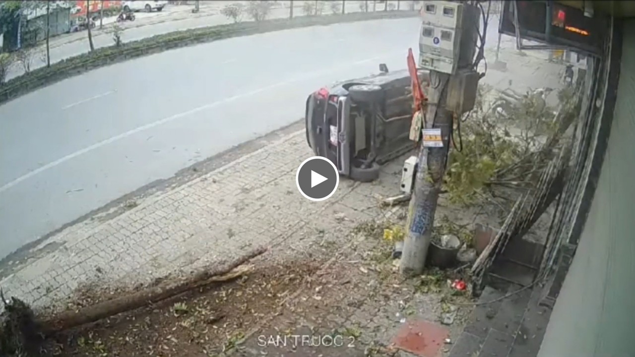Toàn cảnh vụ xe ô tô con mất lái đâm đổ gốc cây, lật nghiêng trên vỉa hè Toàn cảnh vụ xe ô tô con mất lái đâm đổ gốc cây, lật nghiêng trên vỉa hè