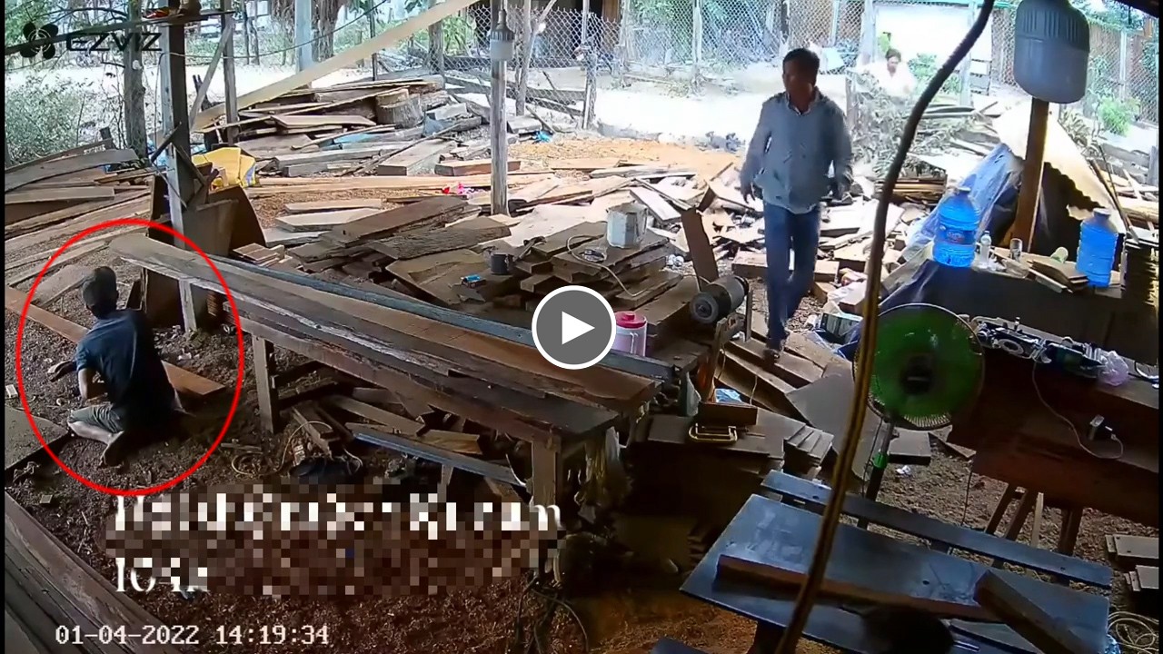 Thợ mộc bị thanh gỗ bật vào người vì chủ quan Thợ mộc bị thanh gỗ bật vào người vì chủ quan