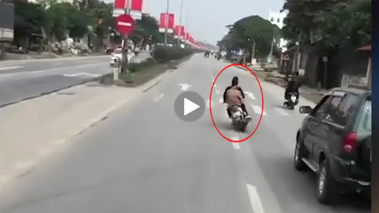 Phản cảm cảnh 2 thanh niên lái xe máy lạng lách, đánh võng trên đường Phản cảm cảnh 2 thanh niên lái xe máy lạng lách, đánh võng trên đường