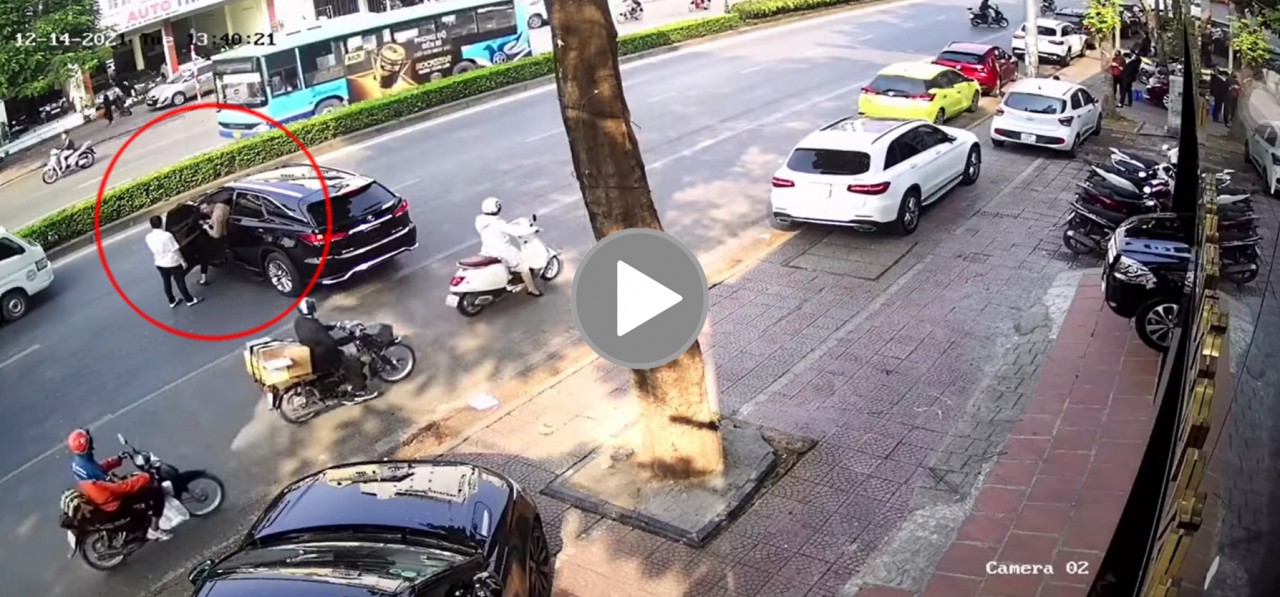 Khoảnh khắc xe sang Lexus lao ra đường, Khoảnh khắc xe sang Lexus lao ra đường,