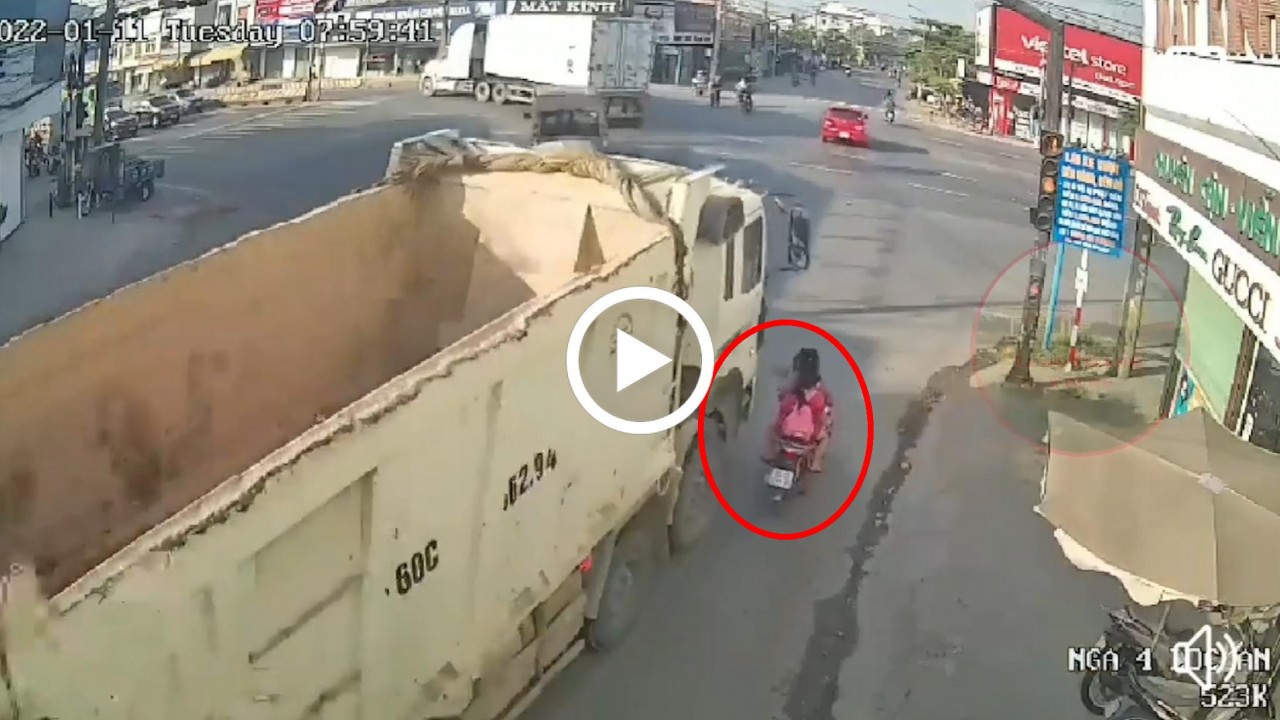 Khoảnh khắc 2 bà cháu tử vong thương tâm sau cú va chạm với xe tải ben Bà đèo cháu bị xe ben tông trúng trên đường đi học