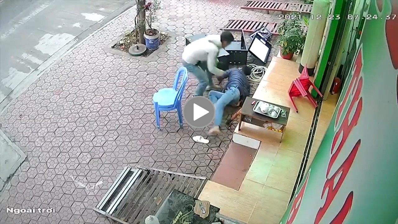Người đàn ông ngã vật xuống đất, co giật do hút thuốc lào Người đàn ông ngã vật xuống đất, co giật do hút thuốc lào