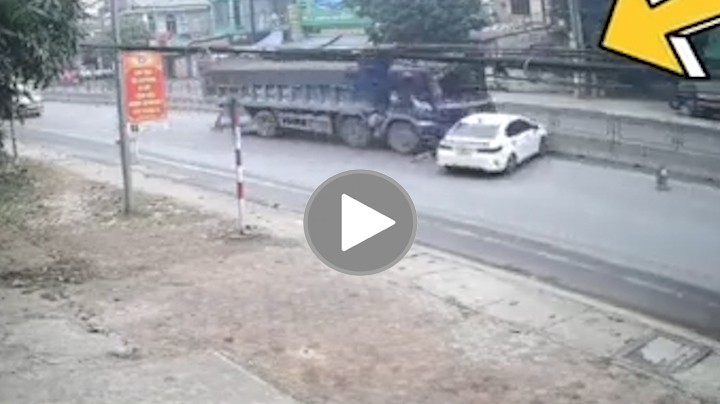 Ô tô con xoay ngang sau va chạm với xe Ben, cuốn một nữ lao công vào gầm Ô tô con xoay ngang sau va chạm với xe Ben, cuốn một nữ lao công vào gầm