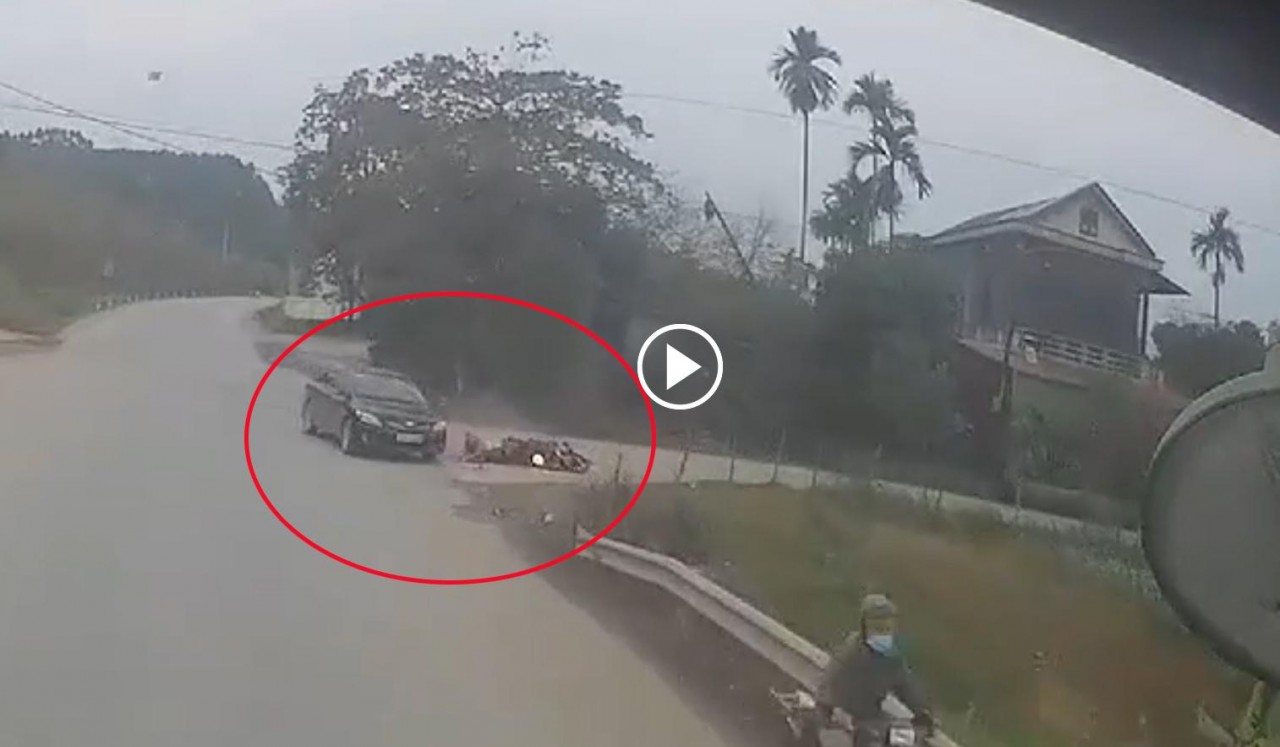 Ô tô đang rẽ phải bất ngờ bị xe máy tông trúng Ô tô đang rẽ phải bất ngờ bị xe máy tông trúng