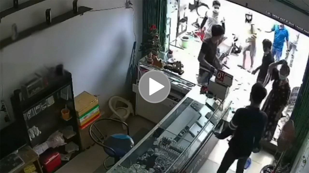 Giả vờ mua điện thoại rồi trộm cắp, đôi nam nữ bị bắt quả tang Giả vờ mua điện thoại rồi trộm cắp, đôi nam nữ bị bắt quả tang
