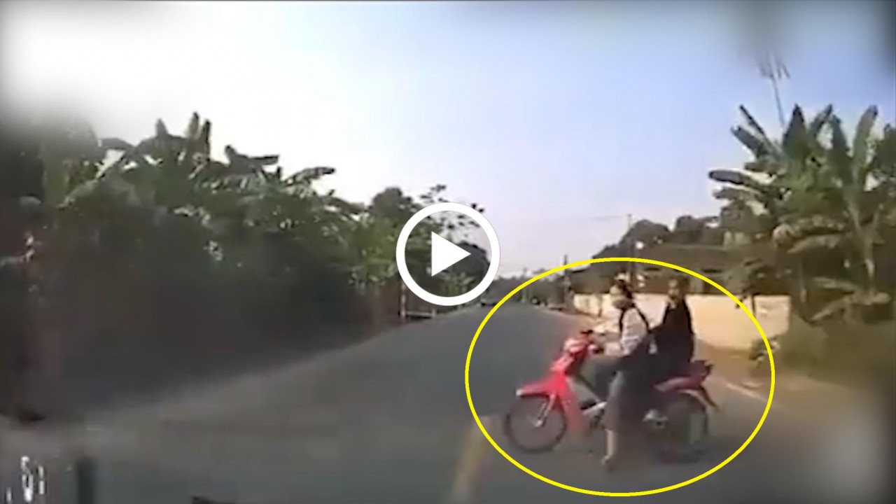 Đang di chuyển, 2 nữ sinh bất ngờ quay đầu xe rồi bị ô tô tông trúng Đang di chuyển, 2 nữ sinh bất ngờ quay đầu xe rồi bị ô tô tông trúng