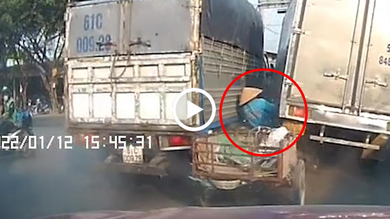 Xe máy tự chế cố lách thoát sau khi bị kẹp vào giữa 2 xe tải Xe máy tự chế cố lách thoát sau khi bị kẹp vào giữa 2 xe tải