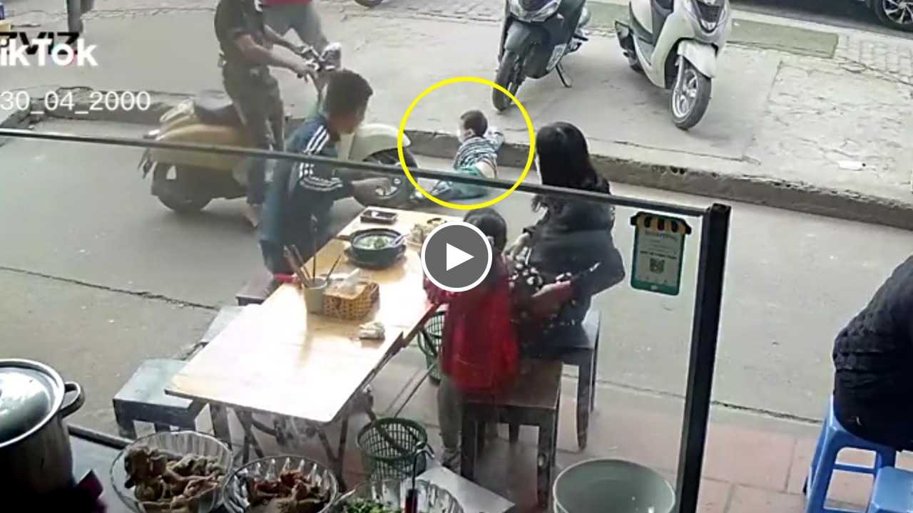 Đâm phải cháu bé chạy sang đường, nam thanh niên bị 2 người đàn ông Đâm phải cháu bé chạy sang đường, nam thanh niên bị 2 người đàn ông