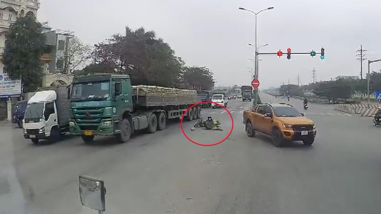 Choáng với pha điều khiển xe cắt mặt ô tô để sang đường của Choáng với pha điều khiển xe cắt mặt ô tô để sang đường của