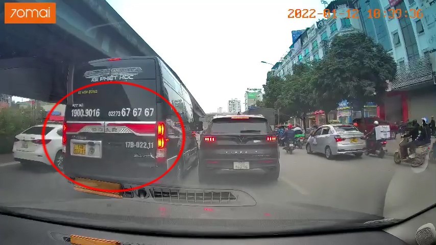 Xe limousine liên tục chèn ép xế hộp giữa đường Hà Nội Xe limousine liên tục chèn ép xế hộp giữa đường Hà Nội