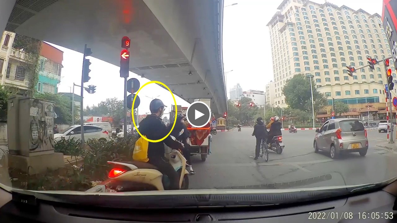 Xin lỗi khéo léo sau va chạm, nam thanh niên nhận Xin lỗi khéo léo sau va chạm, nam thanh niên nhận