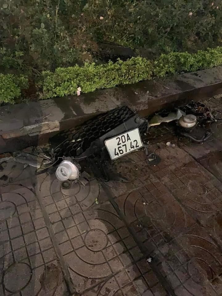 Toàn cảnh vụ xe ô tô chỗ mất lái đâm thẳng vào đài phun nước tại Thái Nguyên Toàn cảnh vụ xe ô tô chỗ mất lái đâm thẳng vào đài phun nước tại Thái Nguyên