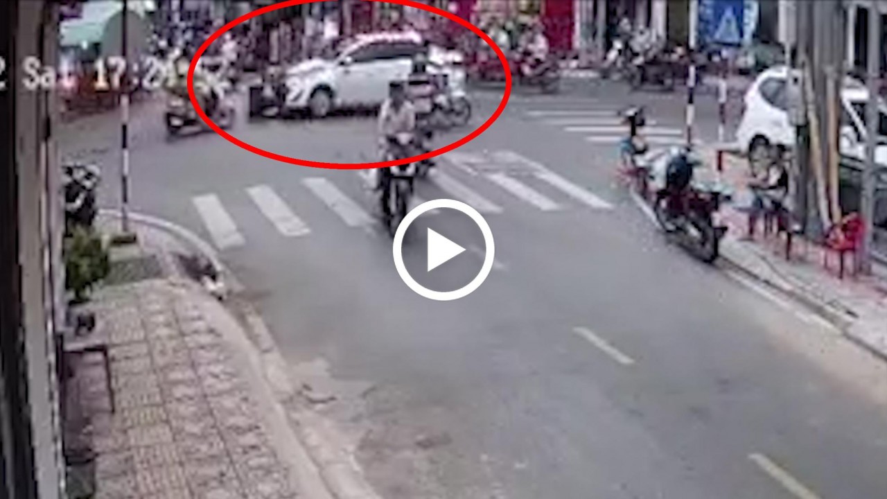 Tài xế say rượu tông liên hoàn 5 xe máy, 2 người bị thương nặng Tài xế say rượu tông liên hoàn 5 xe máy, 2 người bị thương nặng