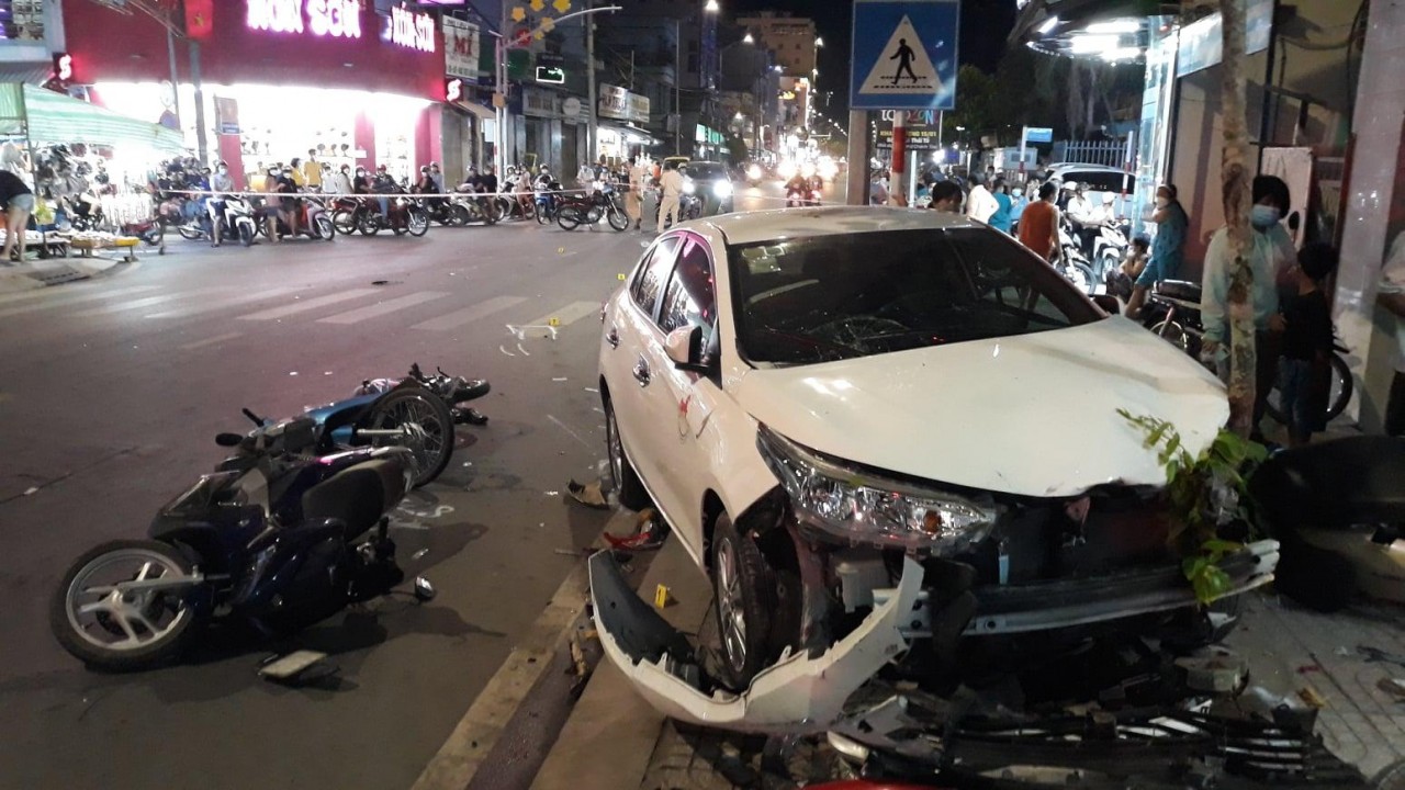 Tài xế say rượu lái xe biển vàng tông liên tiếp 5 xe máy, có người bay trên không trung Tài xế say rượu tông liên hoàn 5 xe máy, 2 người bị thương nặng
