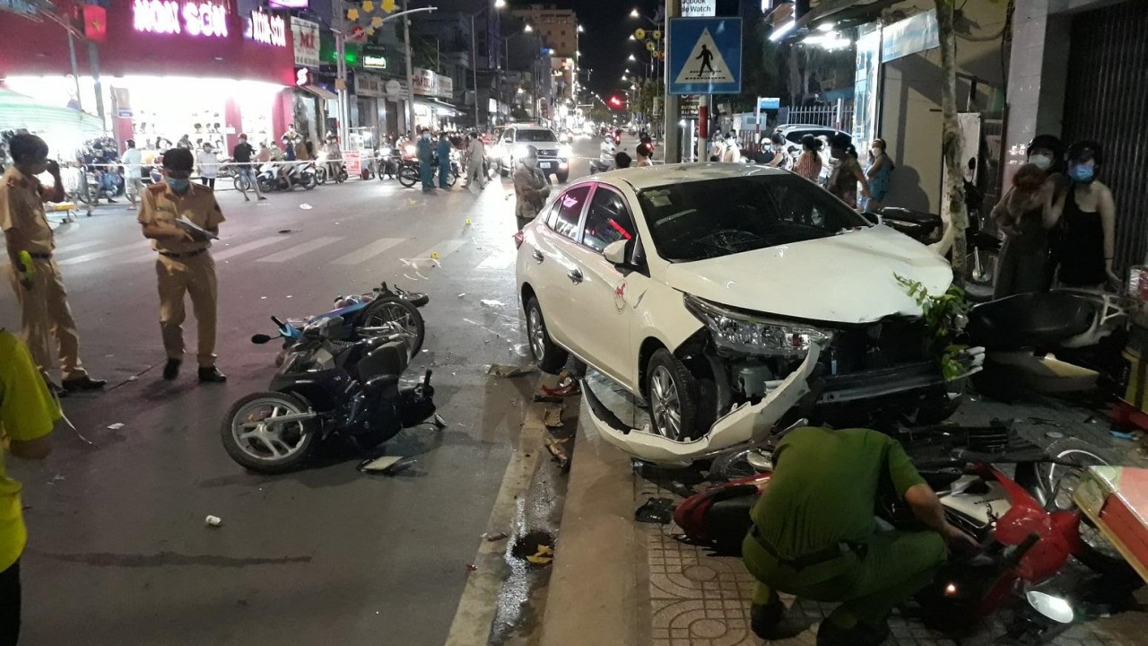 Tài xế say rượu lái xe biển vàng tông liên tiếp 5 xe máy, có người bay trên không trung Tài xế say rượu tông liên hoàn 5 xe máy, 2 người bị thương nặng