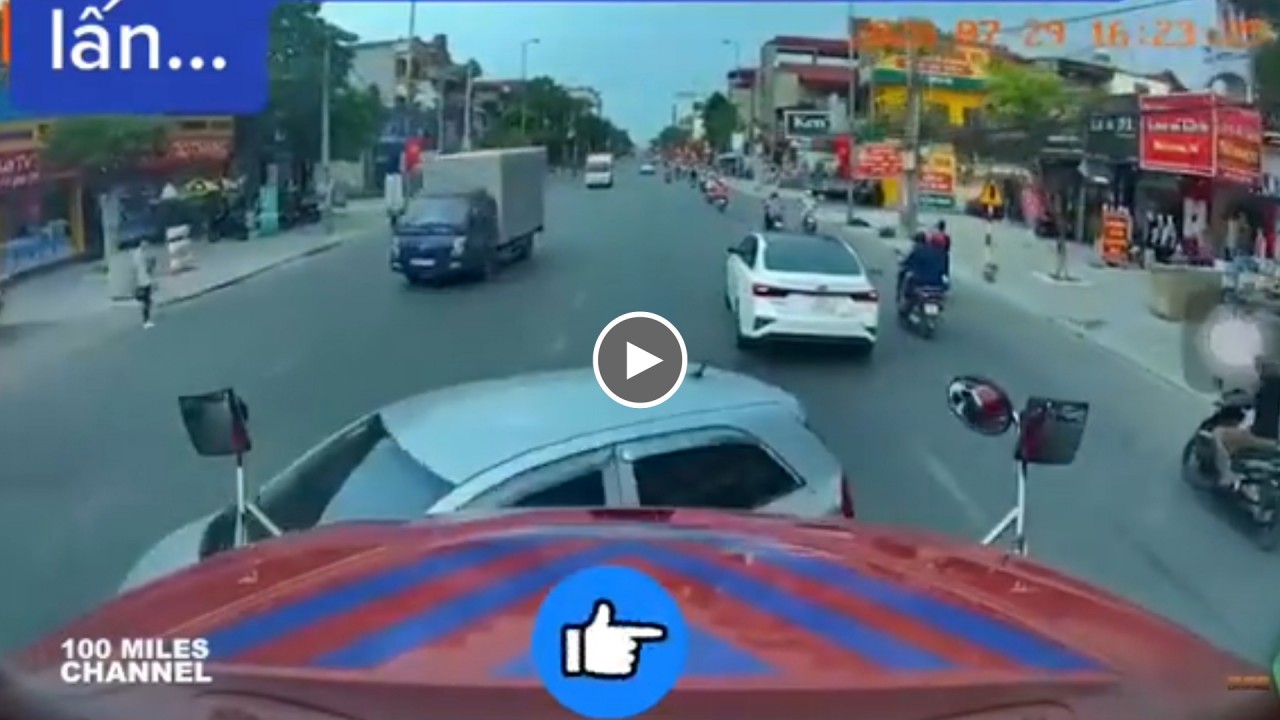 Đi vào điểm mù, ô tô 5 chỗ bị Container đâm xoay ngang đường Đi vào điểm mù, ô tô 5 chỗ bị Container đâm xoay ngang đường