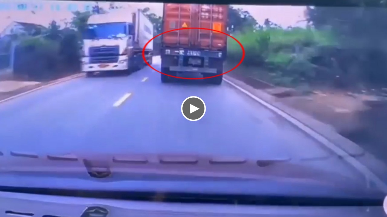 Năng lượng tích cực: Tài xế container nháy đèn cảnh báo nguy hiểm cho xe con đang cố vượt Năng lượng tích cực: Tài xế container nháy đèn cảnh báo nguy hiểm cho xe con đang cố vượt