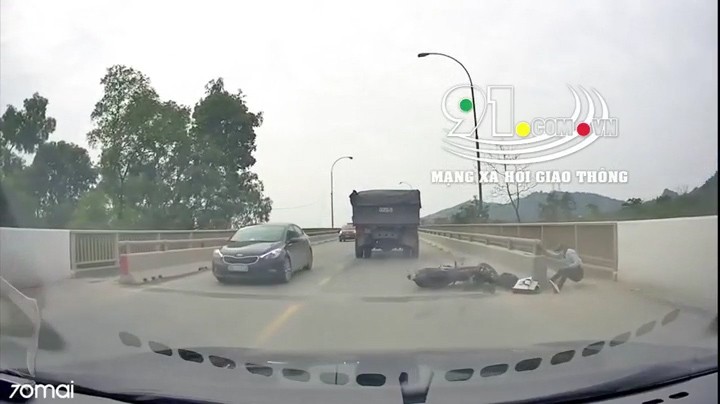 Khó hiểu cảnh nam thanh niên đang lái xe 