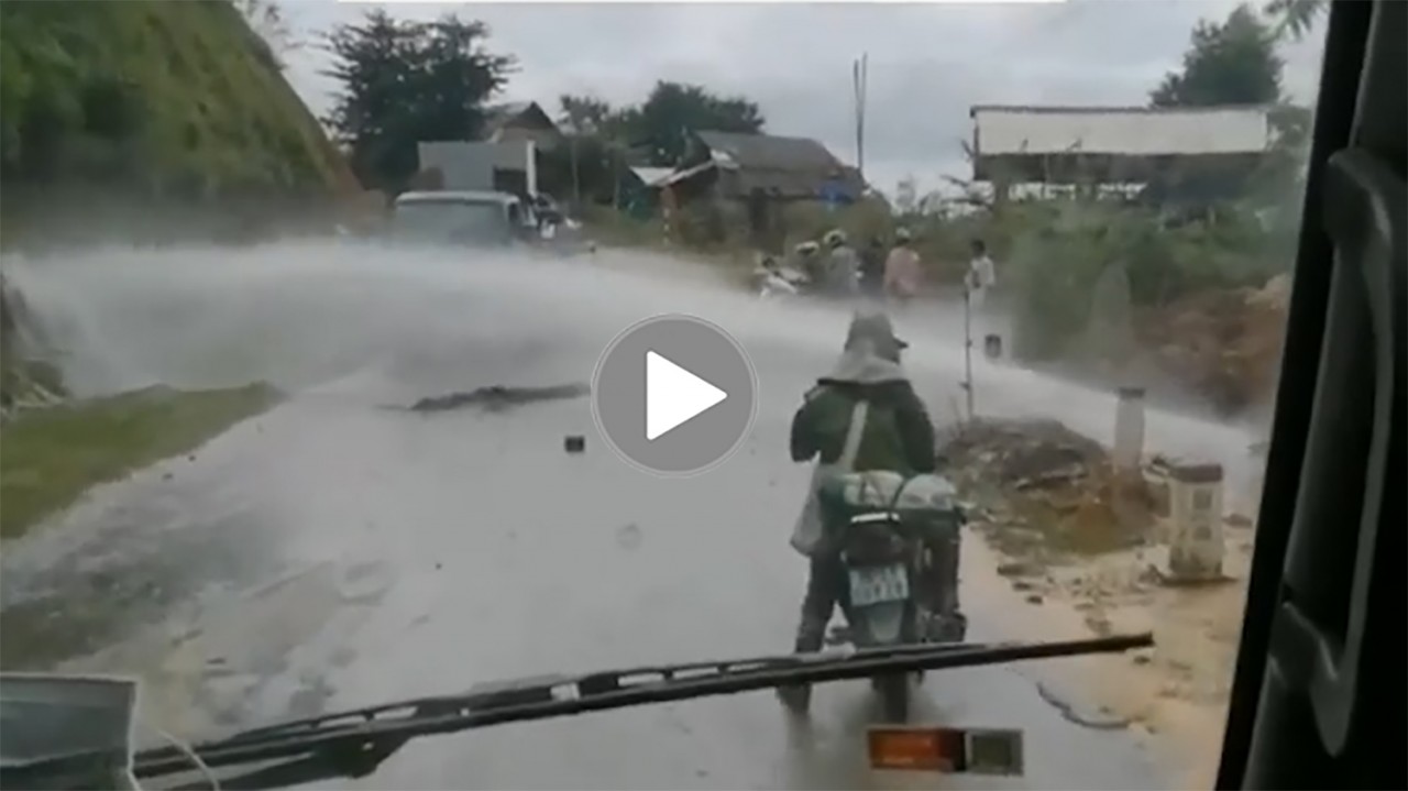 Năng lượng tích cực: Xe tải chắn cột nước cho nhiều phương tiện đi qua Năng lượng tích cực: Xe tải chắn cột nước cho nhiều phương tiện đi qua