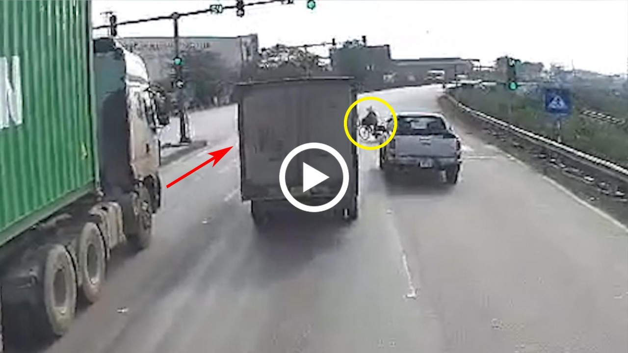 Cố đạp xe qua đường ở những giây cuối đèn đỏ, cụ bà bị xe container tông trúng Cố đạp xe qua đường ở những giây cuối đèn đỏ, cụ bà bị xe container tông trúng