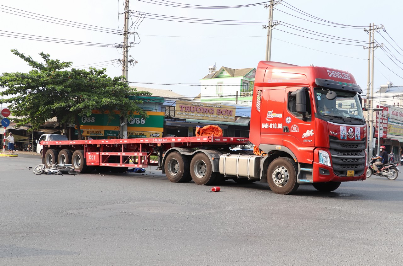 Tài xế xe máy gặp nạn khi đi vào đúng điểm mù của xe đầu kéo