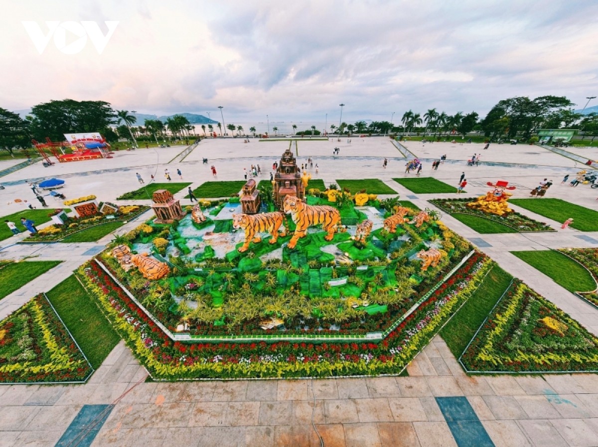 Người dân thích thú với biểu tượng linh vật năm Nhâm Dần được trưng bày tại nhiều địa phương Người dân thích thú với biểu tượng linh vật năm Nhâm Dần được trưng bày tại nhiều địa phương