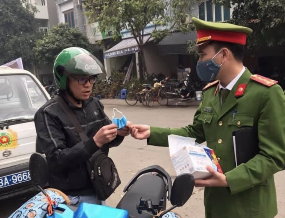 Hà Nội: Phạt 9 triệu đồng 5 trường hợp không đeo khẩu trang nơi công cộng Hà Nội: Phạt 9 triệu đồng 5 trường hợp không đeo khẩu trang nơi công cộng