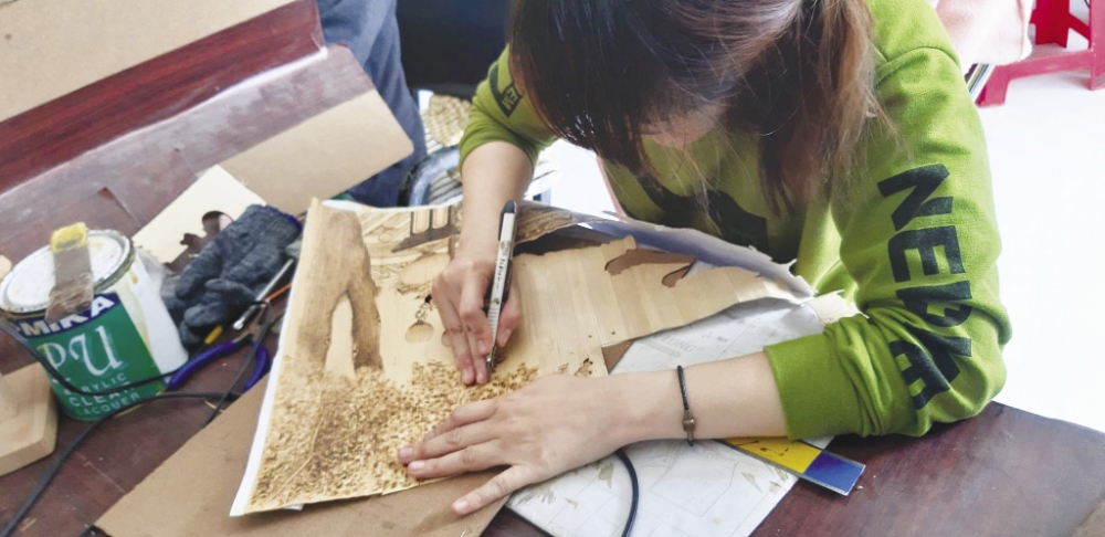 Người “thổi hồn” vào lá thốt nốt