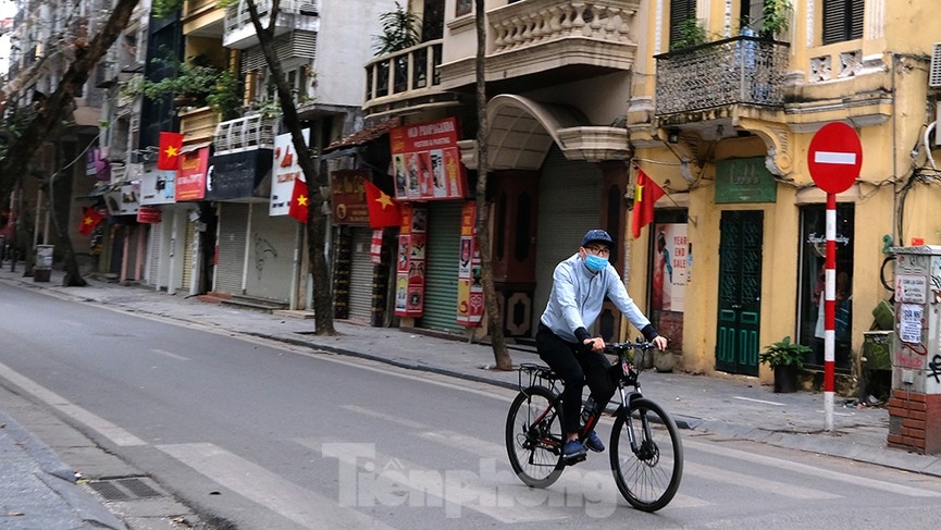 Khoảnh khắc Hà Nội yên bình sáng mùng 1 Tết Tân Sửu