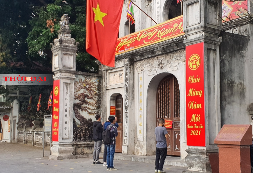 Người dân vẫn tấp nập đi lễ dù đền, chùa không mở cửa ngày Rằm tháng Giêng Người dân vẫn tấp nập đi lễ dù đền, chùa không mở cửa ngày Rằm tháng Giêng