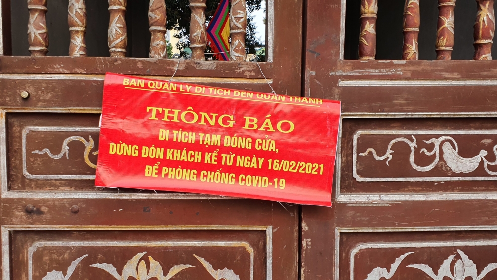 Người dân vẫn tấp nập đi lễ dù đền, chùa không mở cửa ngày Rằm tháng Giêng Người dân vẫn tấp nập đi lễ dù đền, chùa không mở cửa ngày Rằm tháng Giêng