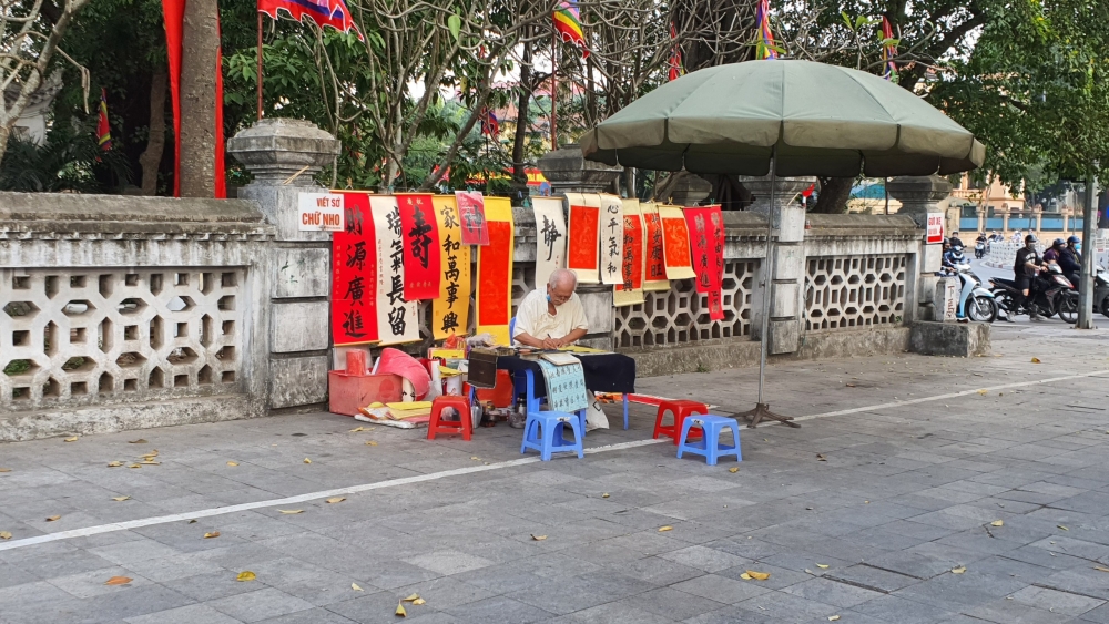 Người dân vẫn tấp nập đi lễ dù đền, chùa không mở cửa ngày Rằm tháng Giêng Người dân vẫn tấp nập đi lễ dù đền, chùa không mở cửa ngày Rằm tháng Giêng