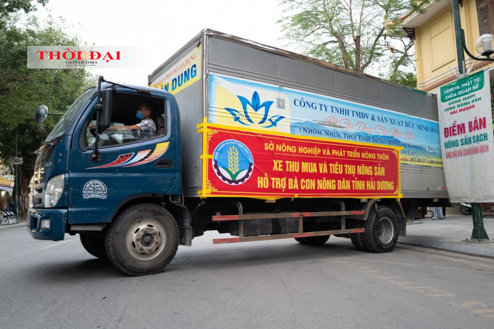 Người dân vẫn tấp nập đi lễ dù đền, chùa không mở cửa ngày Rằm tháng Giêng Người dân vẫn tấp nập đi lễ dù đền, chùa không mở cửa ngày Rằm tháng Giêng