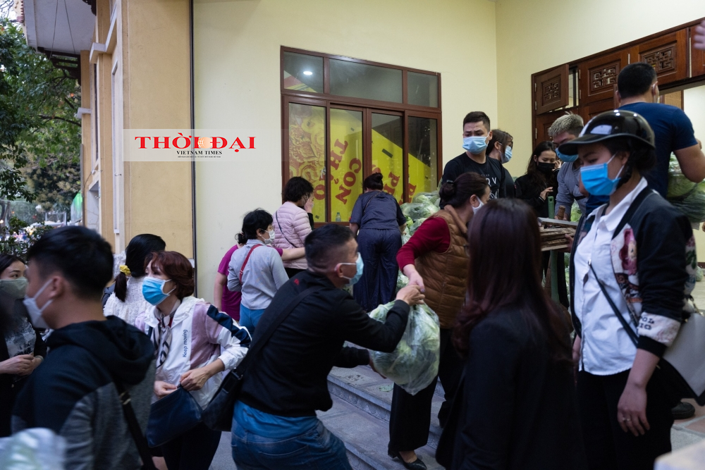 Người dân vẫn tấp nập đi lễ dù đền, chùa không mở cửa ngày Rằm tháng Giêng Người dân vẫn tấp nập đi lễ dù đền, chùa không mở cửa ngày Rằm tháng Giêng
