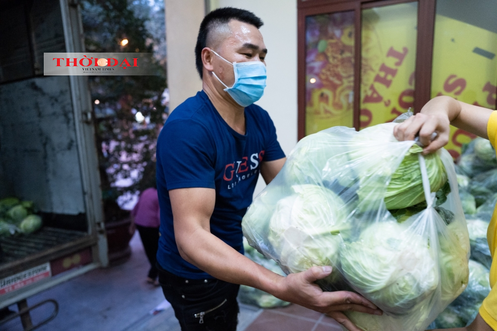Người dân vẫn tấp nập đi lễ dù đền, chùa không mở cửa ngày Rằm tháng Giêng Người dân vẫn tấp nập đi lễ dù đền, chùa không mở cửa ngày Rằm tháng Giêng
