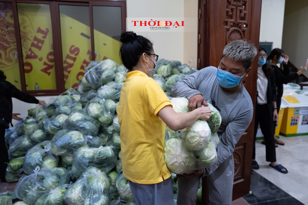 Người dân vẫn tấp nập đi lễ dù đền, chùa không mở cửa ngày Rằm tháng Giêng Người dân vẫn tấp nập đi lễ dù đền, chùa không mở cửa ngày Rằm tháng Giêng