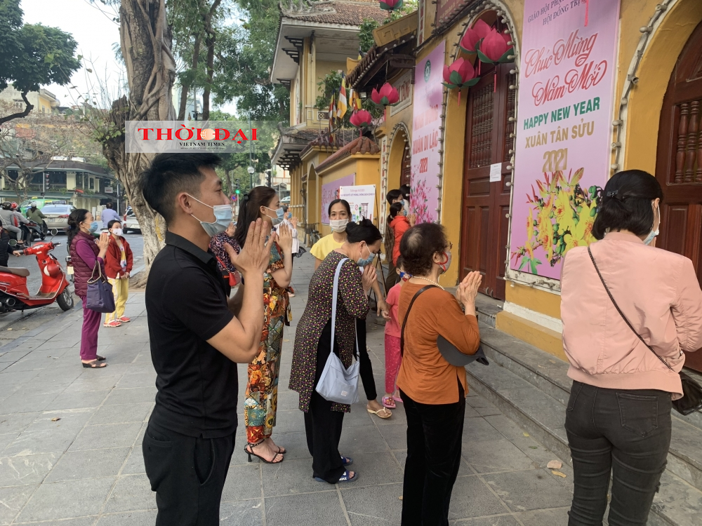 Người dân vẫn tấp nập đi lễ dù đền, chùa không mở cửa ngày Rằm tháng Giêng Người dân vẫn tấp nập đi lễ dù đền, chùa không mở cửa ngày Rằm tháng Giêng